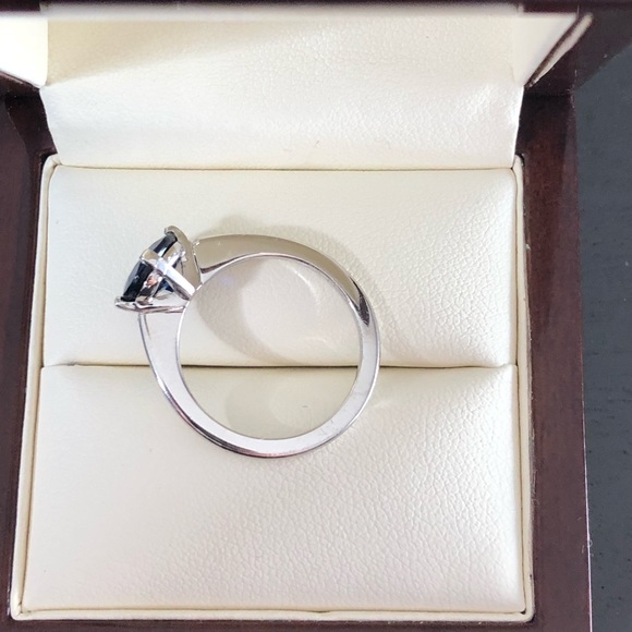 Platinum Sapphire solitaire ring - Picture 7 of 8